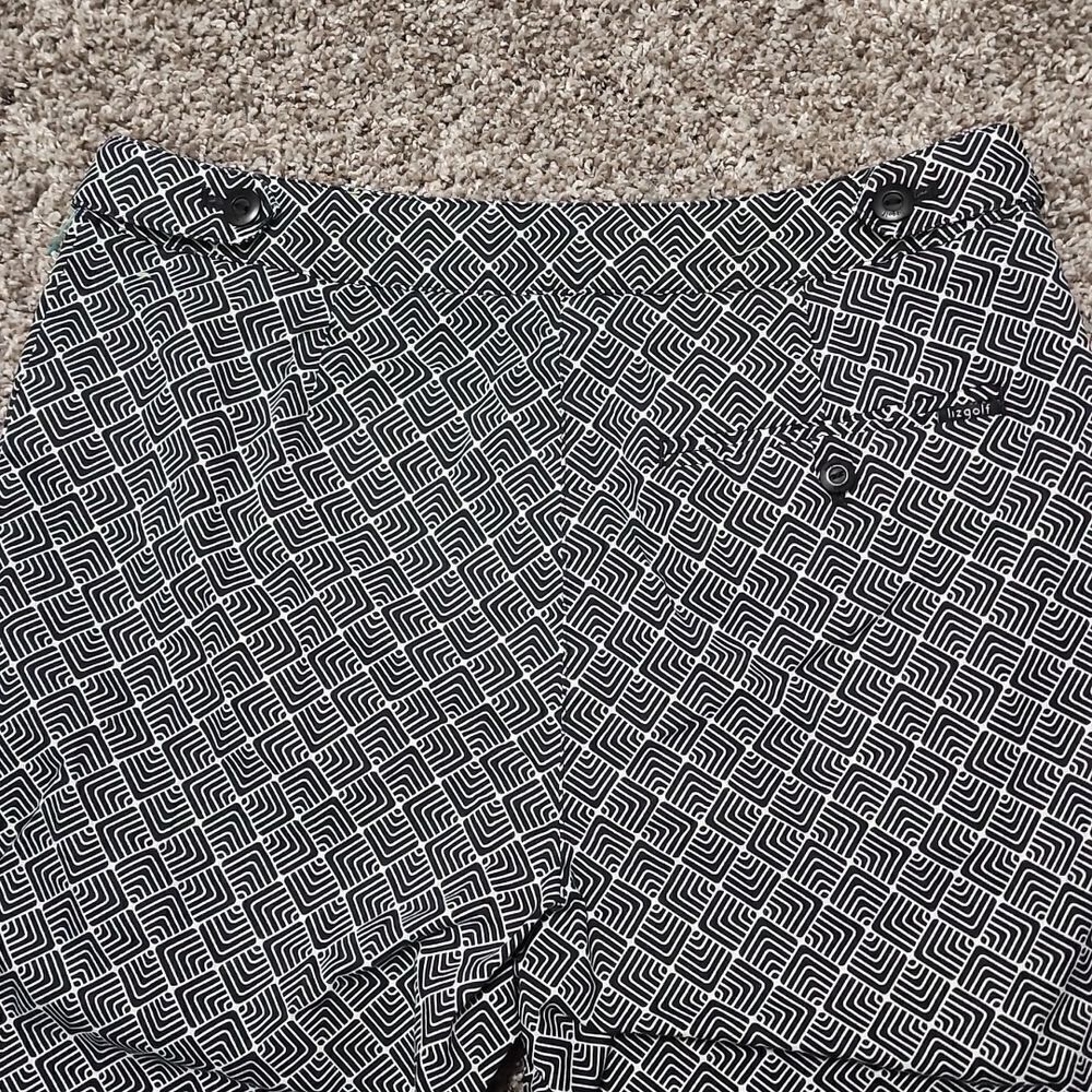 𝅺LIZ Claiborne Lizgolf Geometric Black and white size 4 capri bermuda golf pant - Picture 6 of 7